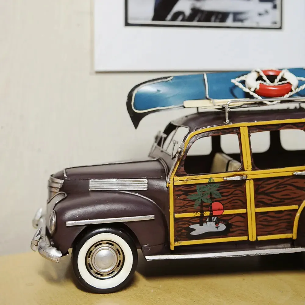 1947 Chevrolet Suburban W/Canoe 1:14