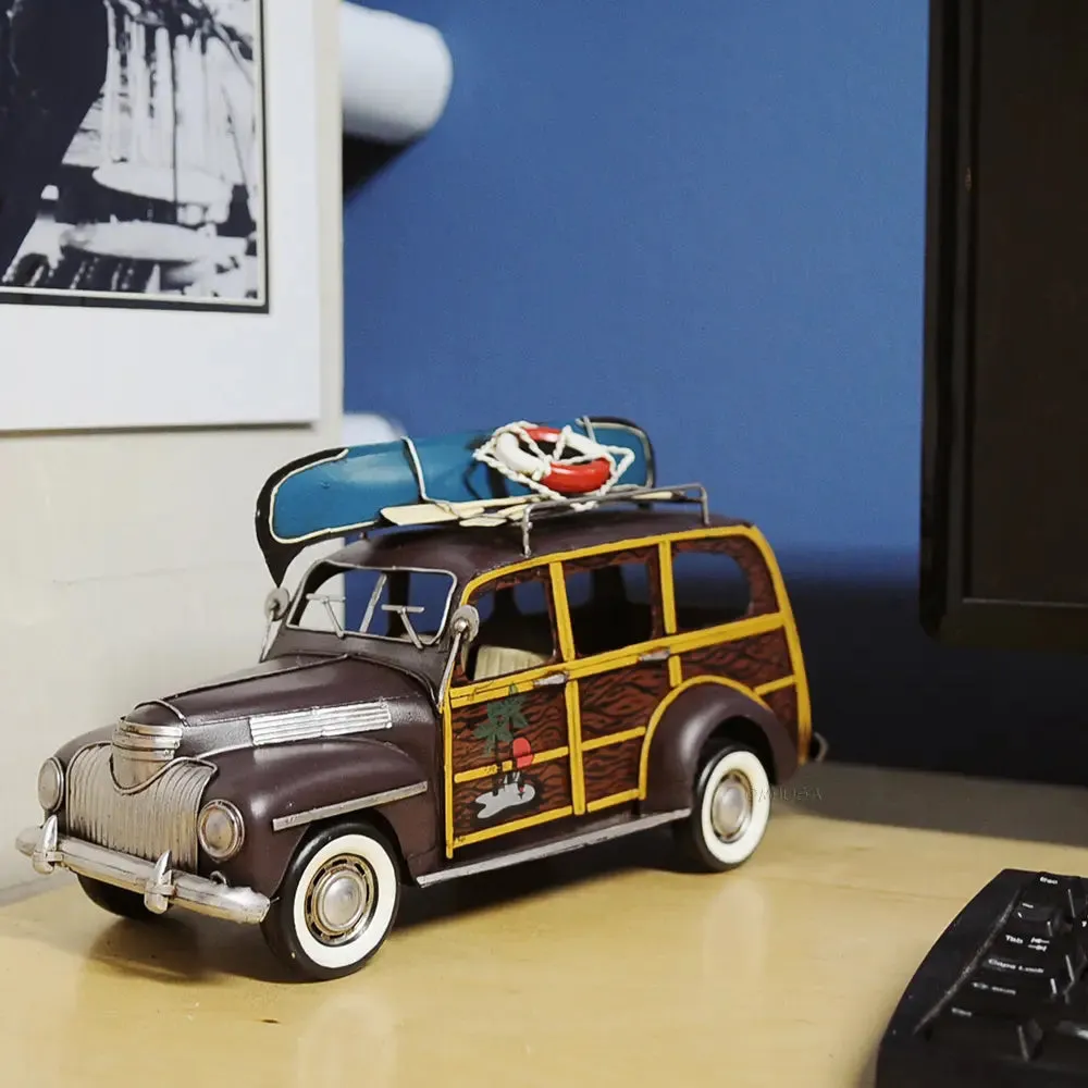 1947 Chevrolet Suburban W/Canoe 1:14