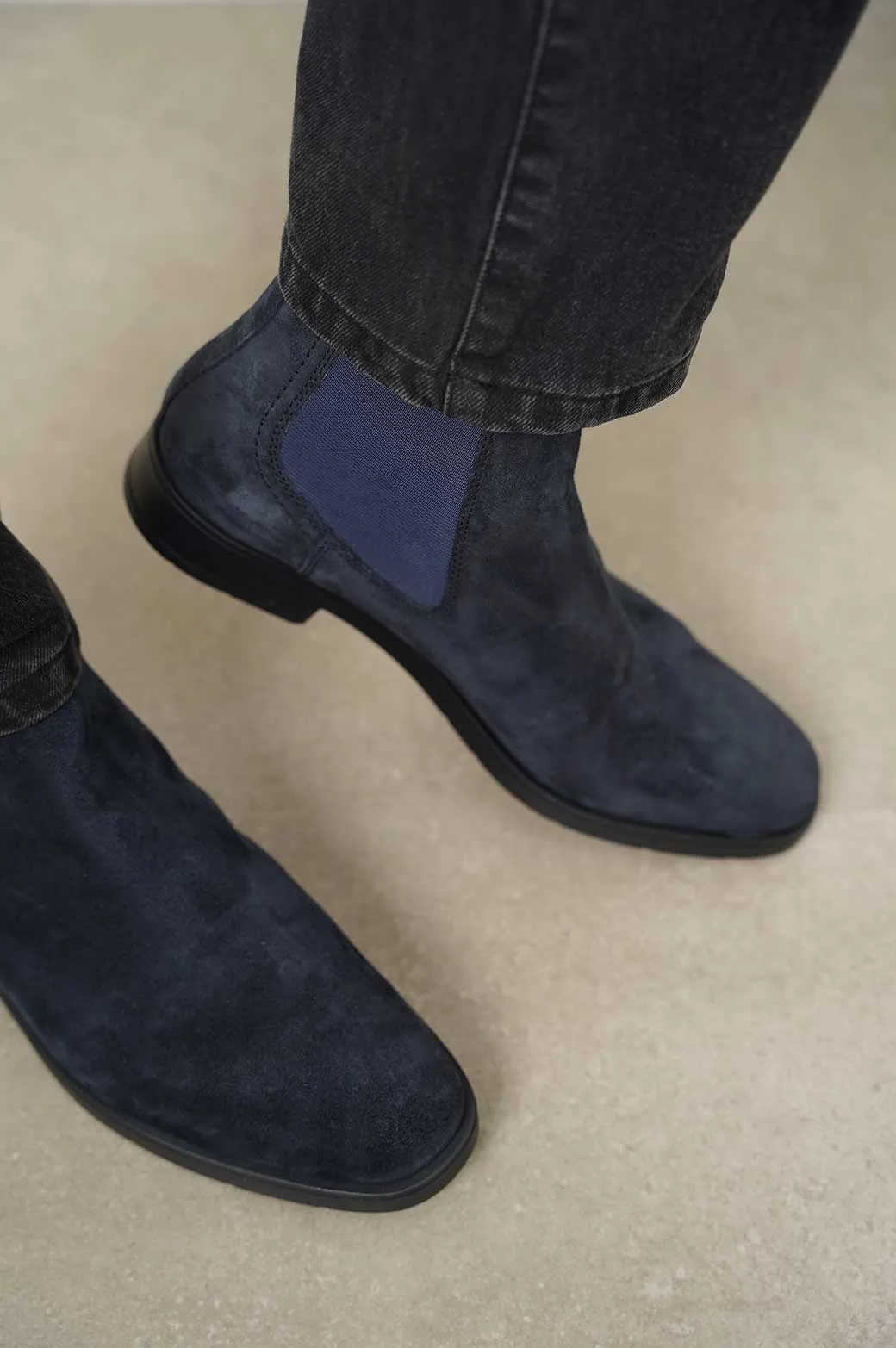 CLASSIC CHELSEA BOOTS