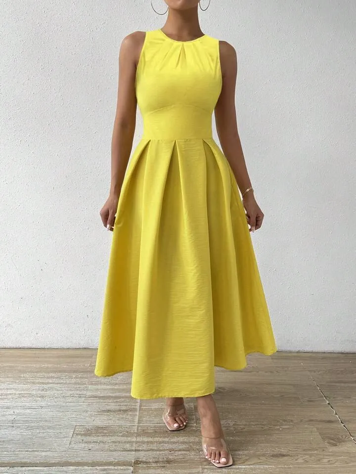 Solid color sleeveless dress in yellow