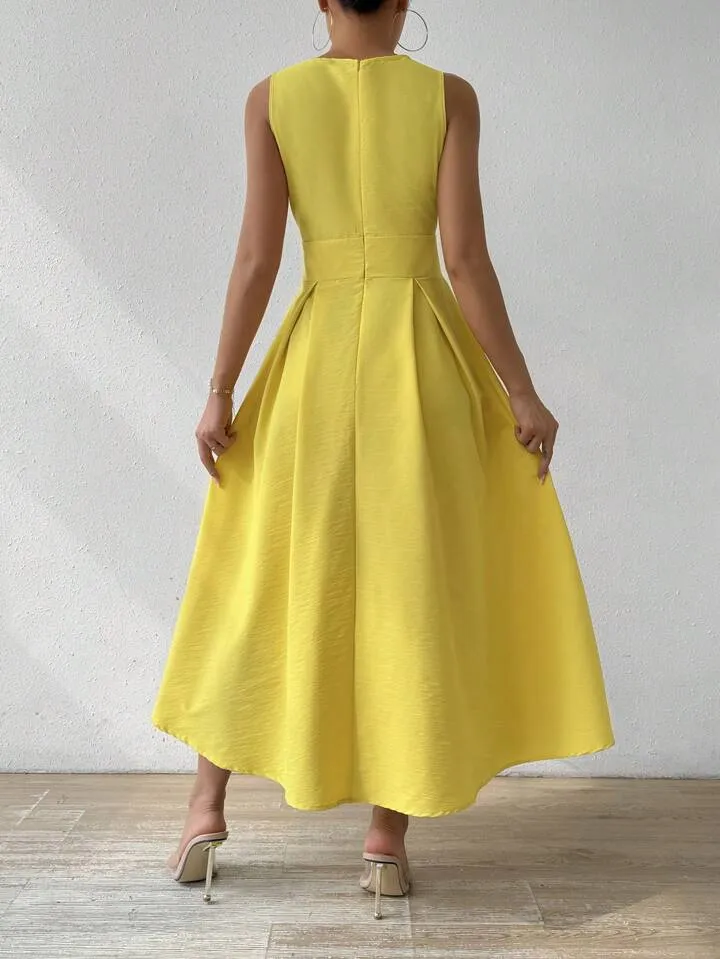 Solid color sleeveless dress in yellow